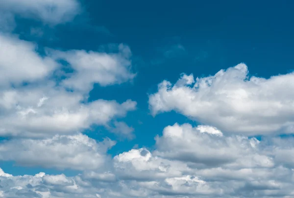 Achtergrond van blauwe lucht en wolken — Stockfoto