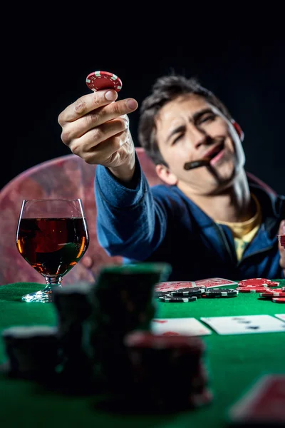 Giocatore di poker in possesso di chip poker — Foto Stock