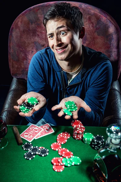 Giocatore di poker in possesso di chip di poker — Foto Stock