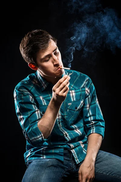 Joven fumando cigarrillo — Foto de Stock