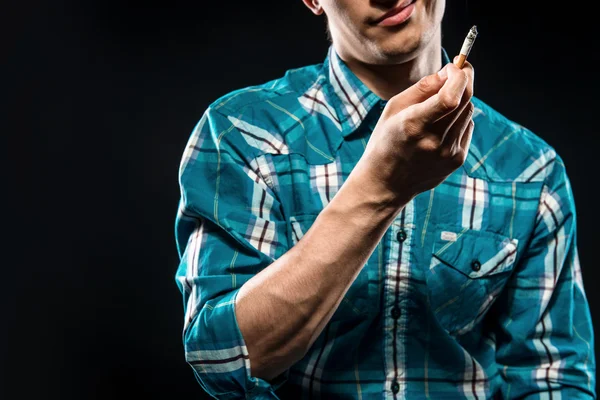 Mladý muž kouření cigarety — Stock fotografie