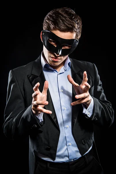 Elegante man dragen zwart masker poseren binnenshuis — Stockfoto