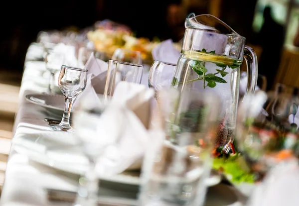 Table with crockery at restaurant close-up — Stock Photo, Image