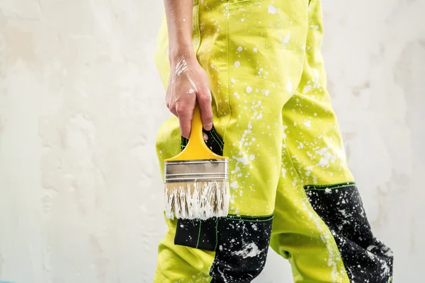 Kvinnlig hand med pensel över vit föråldrade bakgrund — Stockfoto