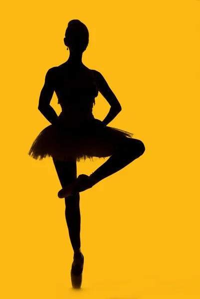 노란색 배경 위에 절연 발레리 나의 검은 실루엣 — 스톡 사진