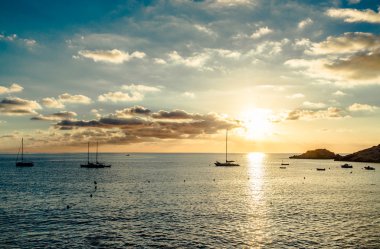 yukarıda Akdeniz'in muhteşem gün batımı