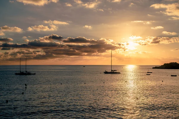 Magnífico pôr-do-sol sobre o mar Mediterrâneo — Fotografia de Stock