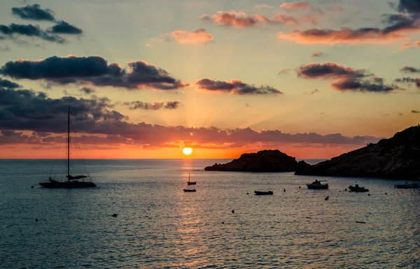 Magnífica puesta de sol sobre el mar Mediterráneo — Foto de Stock