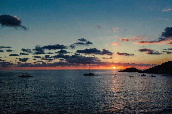 Magnífica puesta de sol sobre el mar Mediterráneo — Foto de Stock