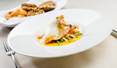 bir tabakta sebze ile koyun eti