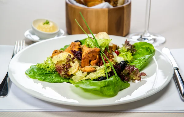 Vegetarian salad with chanterelle — Stock Photo, Image