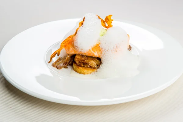 Roasted trout infused with milk foam — Stock Photo, Image