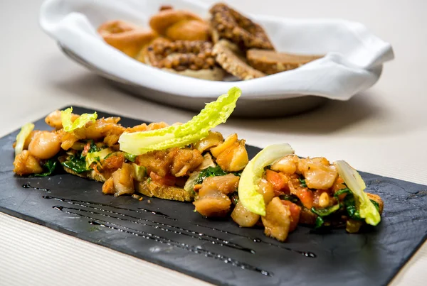 Salada quente com carne e legumes — Fotografia de Stock