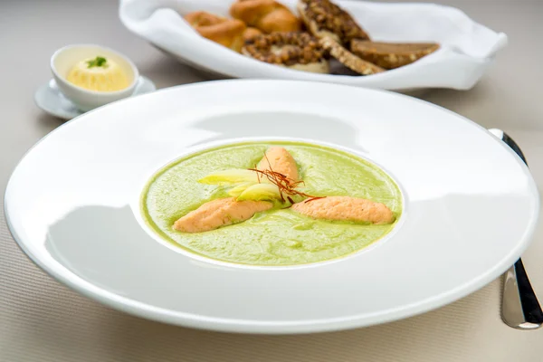 Tigela de sopa de espinafre grosso com bolinhos — Fotografia de Stock