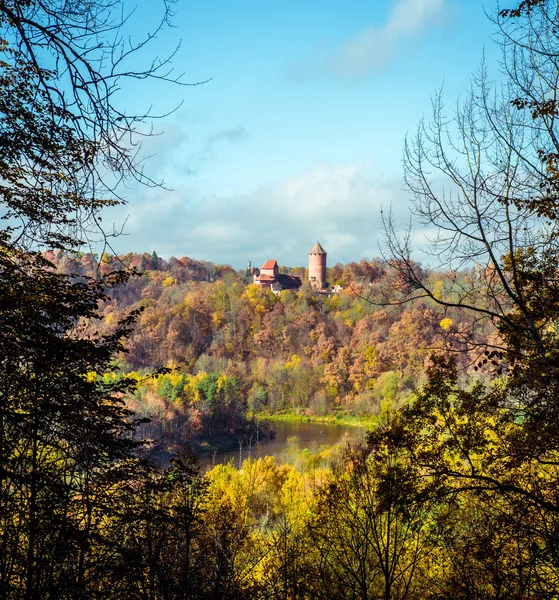 Hrad Turaida nad malebnou podzimní krajina — Stock fotografie