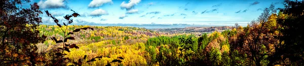 Malebné panoramatický pohled podzimní krajiny v sigulda — Stock fotografie