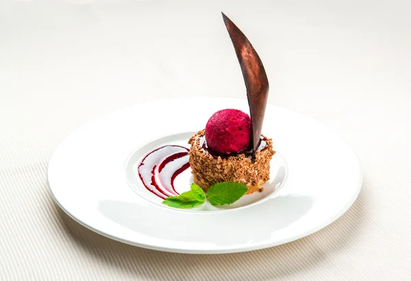 Sobremesa de chocolate deliciosa com sorvete de cereja em um prato — Fotografia de Stock