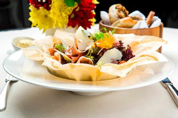 Gourmet salad with bacon and parmesan cheese — Stock Photo, Image