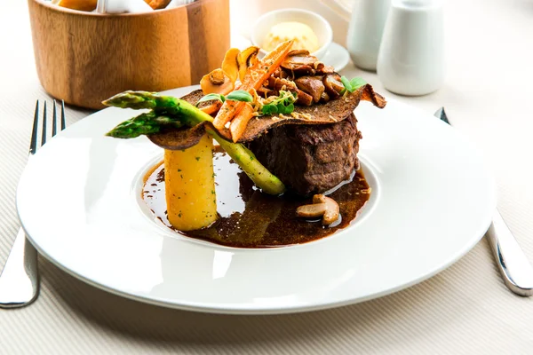 Fillet mignon with vegetables — Stock Photo, Image