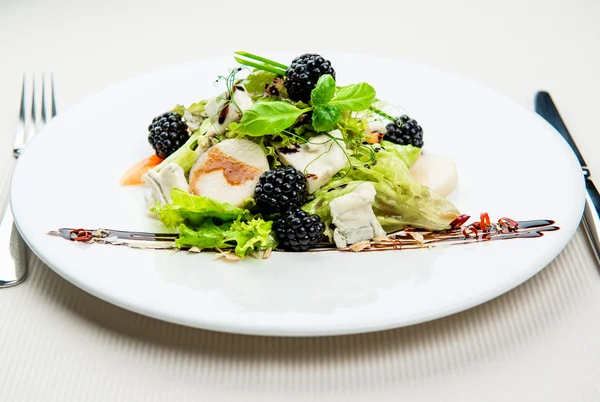 Дикая ежевика и свежий салат из козьего сыра — стоковое фото