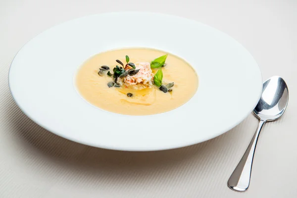 Dýňová krabí polévka na bílé misce — Stock fotografie
