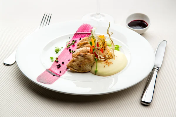 Filete de pechuga de pato servido con ensalada y puré de papa — Foto de Stock