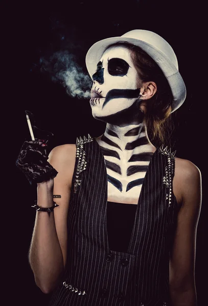 Mujer con esqueleto cara arte fumar — Foto de Stock