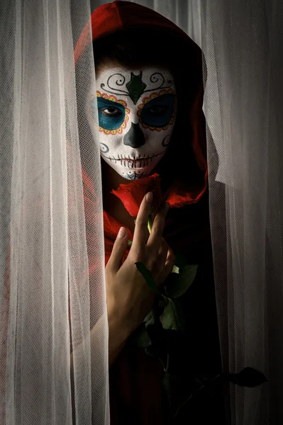 Dag van de dode meisje met suiker schedel make-up houden rode roos — Stockfoto