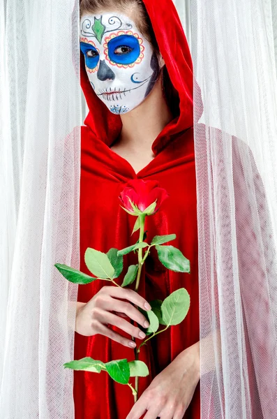 El día de la muchacha muerta con el maquillaje de la calavera de azúcar que sostiene la rosa roja —  Fotos de Stock