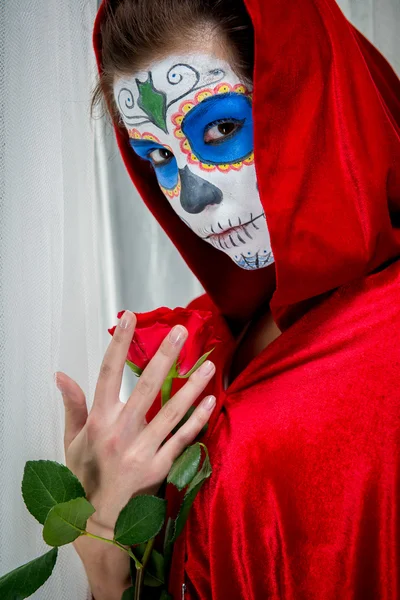 Dia da menina morta com maquiagem de crânio de açúcar segurando rosa vermelha — Fotografia de Stock