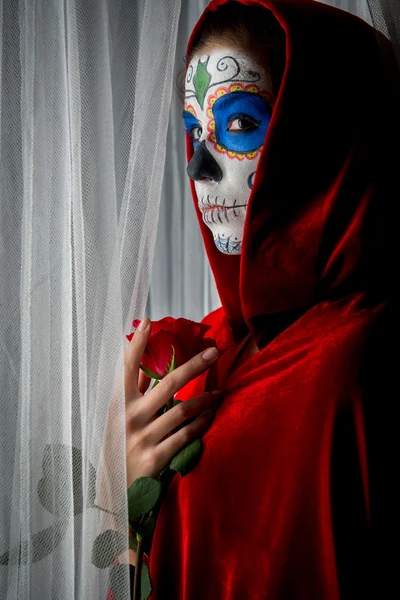 El día de la muchacha muerta con el maquillaje de la calavera de azúcar que sostiene la rosa roja —  Fotos de Stock