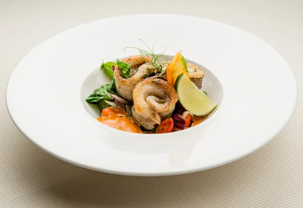 Filete de pescado asado con verduras — Foto de Stock