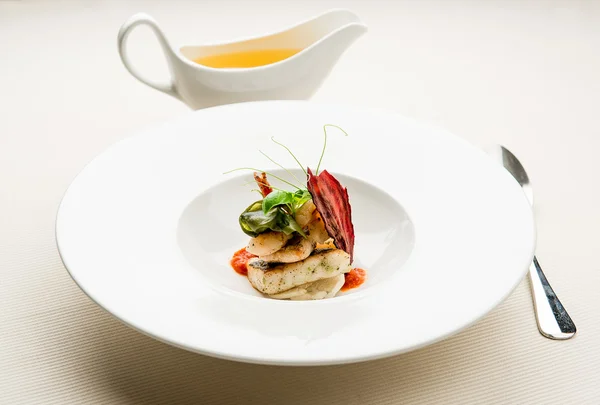 魚の切り身とボウルと熱いスープ皿. — ストック写真