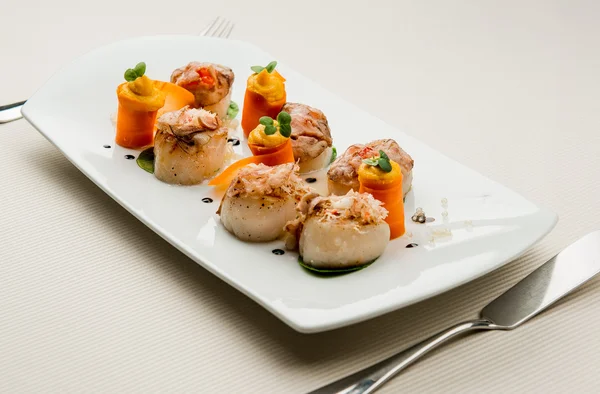 Balık fileto ve havuç kabak soslu keyifli yemek — Stok fotoğraf