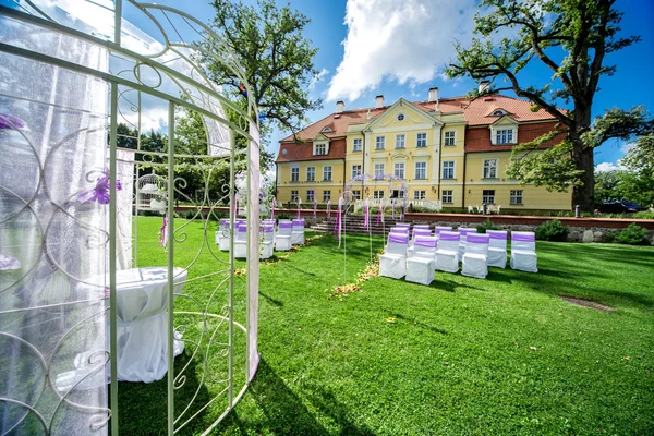 Свадебная церемония в поместье Мальпилс, Латвия — стоковое фото