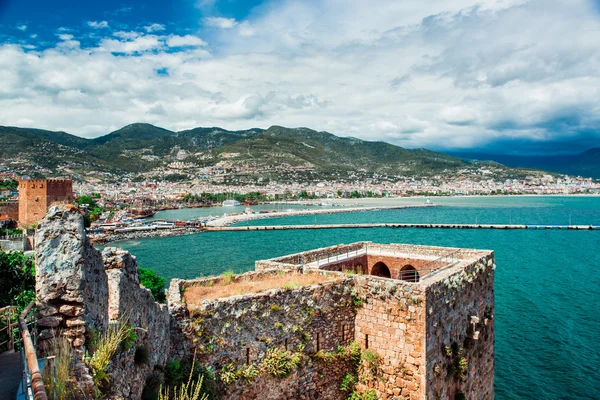 Vista del Kizil Kule (Torre Roja) y el puerto de Alanya. Turquía — Foto de Stock