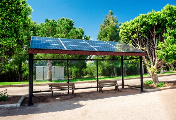 Miljövänlig solenergi busshållplats — Stockfoto