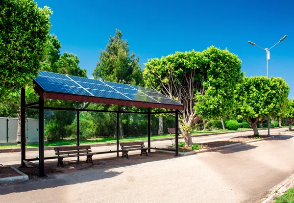 Eco-friendly parada de ônibus solar — Fotografia de Stock