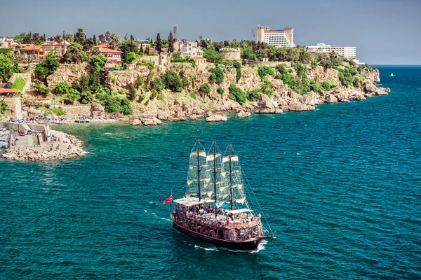 Turistické výletní loď a pohled na město antalya, Turecko — Stock fotografie