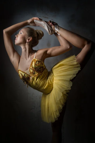 Schöne Ballerina im gelben Tutu — Stockfoto