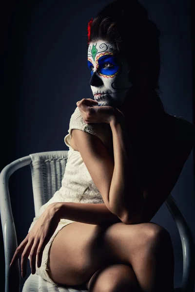 День мертвої дівчини з цукровим черепом макіяж — стокове фото