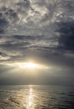 muhteşem günbatımı yukarıda Baltık Denizi ve moody gökyüzü, Letonya