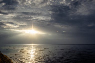 muhteşem günbatımı yukarıda Baltık Denizi ve moody gökyüzü, Letonya