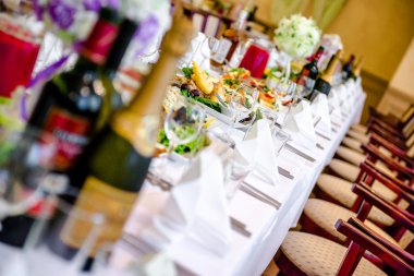 Restoranda lüks ziyafet masası.