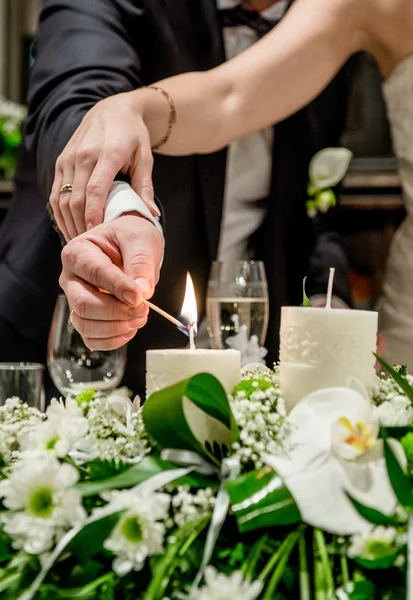 Sposa e sposo accendono una candela — Foto Stock