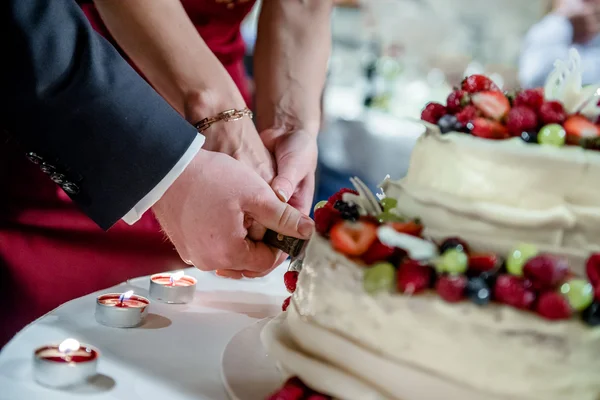 Brud och brudgum skära bröllopstårta — Stockfoto