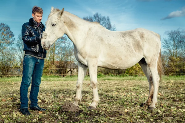Hombre y caballo al aire libre — Foto de Stock
