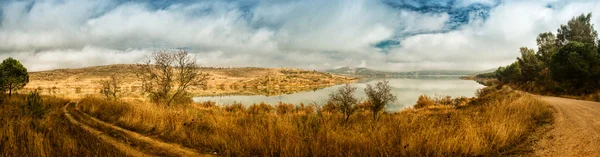 Панорама красивого зимнего пейзажа с озером и облачным небом . — стоковое фото