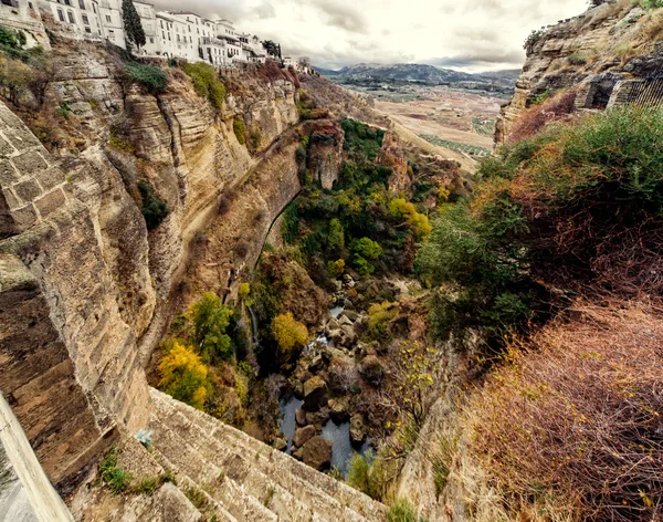 Vedere uimitoare a canionului Ronda și a faimosului sat alb . — Fotografie, imagine de stoc