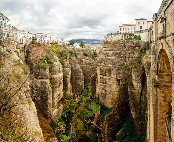 Amazing view of the Ronda canyon and the famous white village — Stock Photo, Image